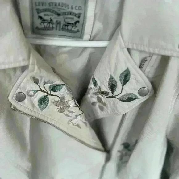 Levi's Women's White Floral Embroidered Jacket - Picture 14 of 15